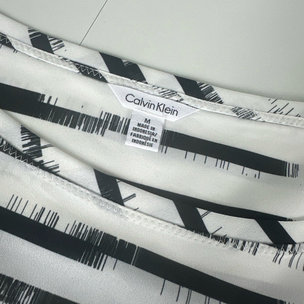 Calvin Klein Women Sz M Black & White Bold Graphic RollTab Tunic Top M Pullover - Picture 4 of 12